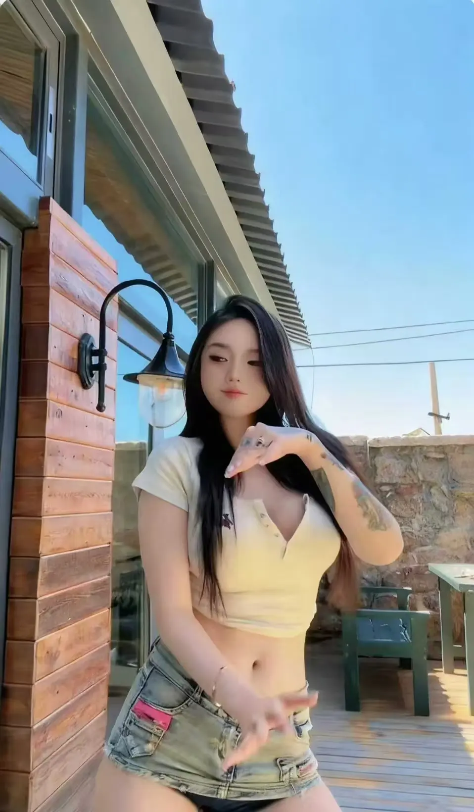 《Meena 成美男》相关资源图片