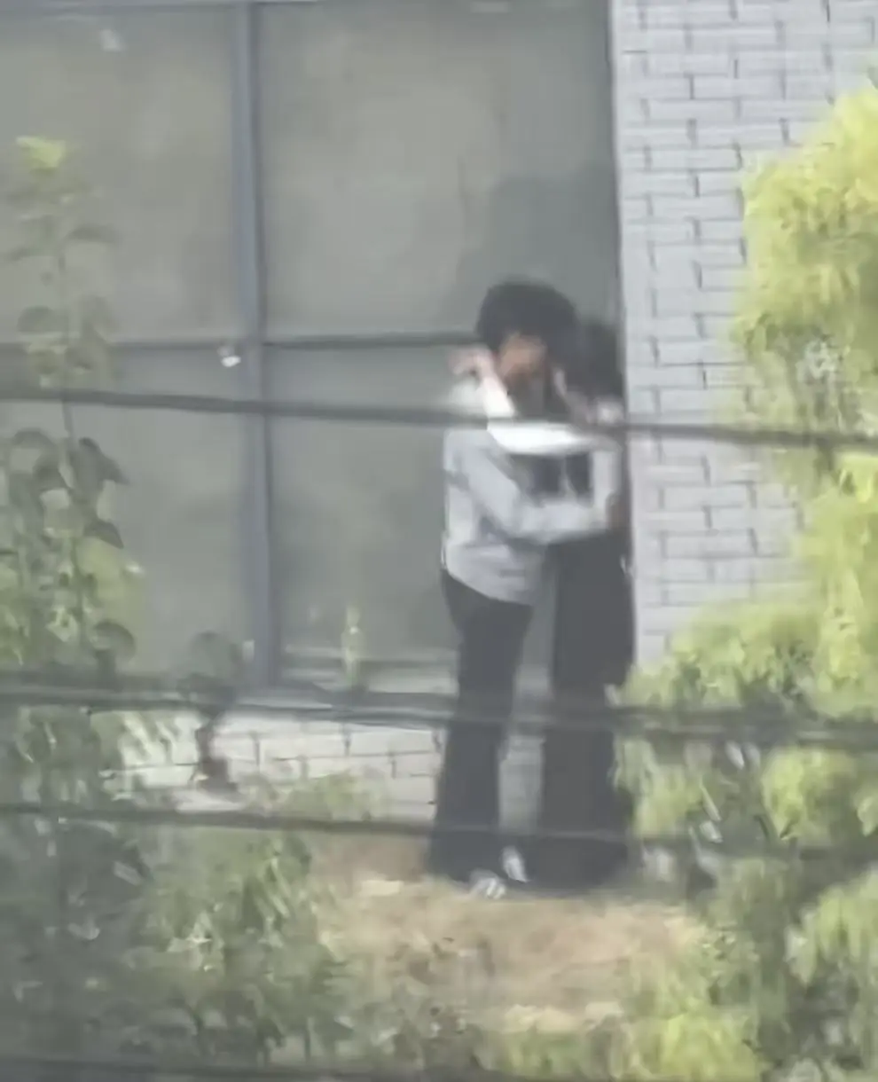 《蚌埠职教园情侣一男一女校园野外吃冰棒运动原视频完整版》相关资源图片