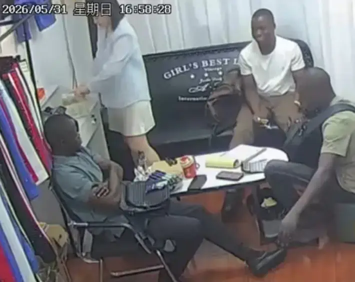 《三个黑人买衣服》《三英战吕布八分钟》《三个黑人买衣服下大单原视频》相关资源图片