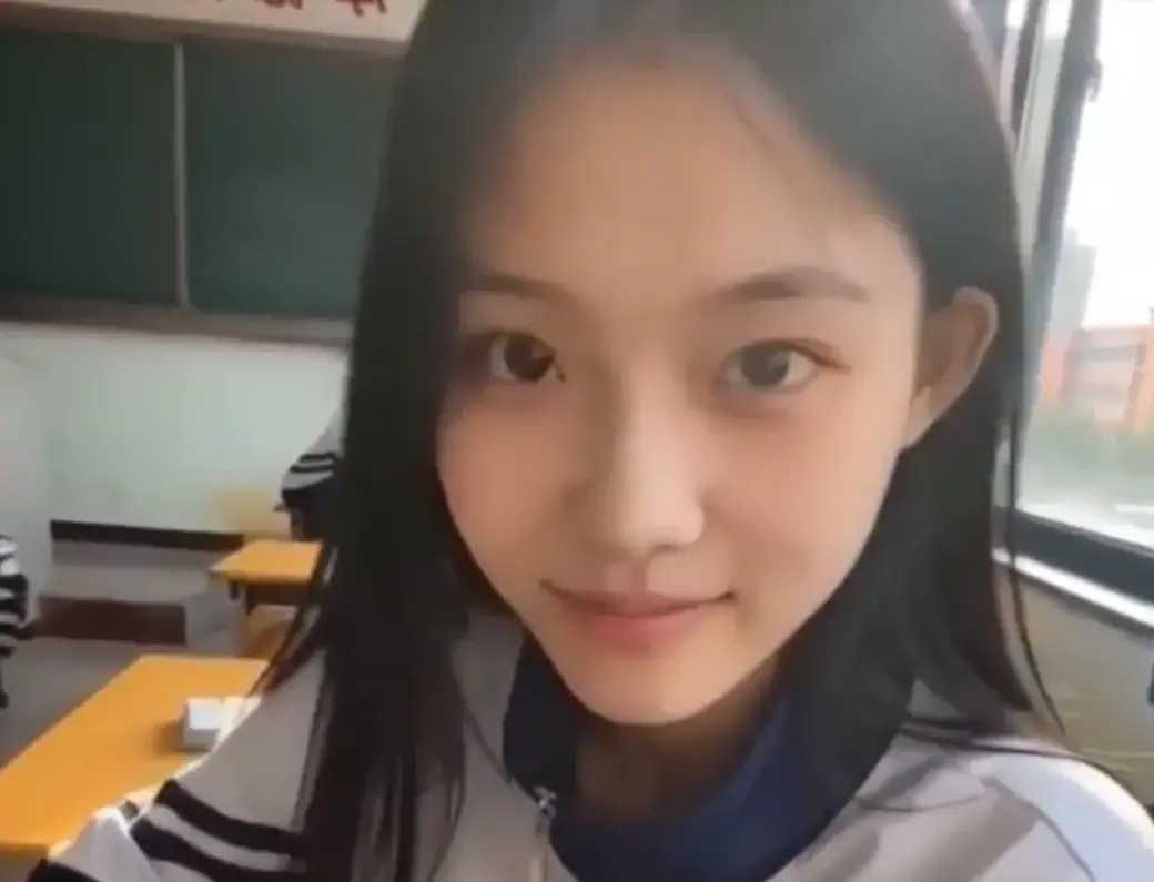 《我的十八岁女友》无删减版在线播放 - 黄果AI短剧4K蓝光高清画质 - 我的十八岁女友高甜治愈结局太甜免费观看