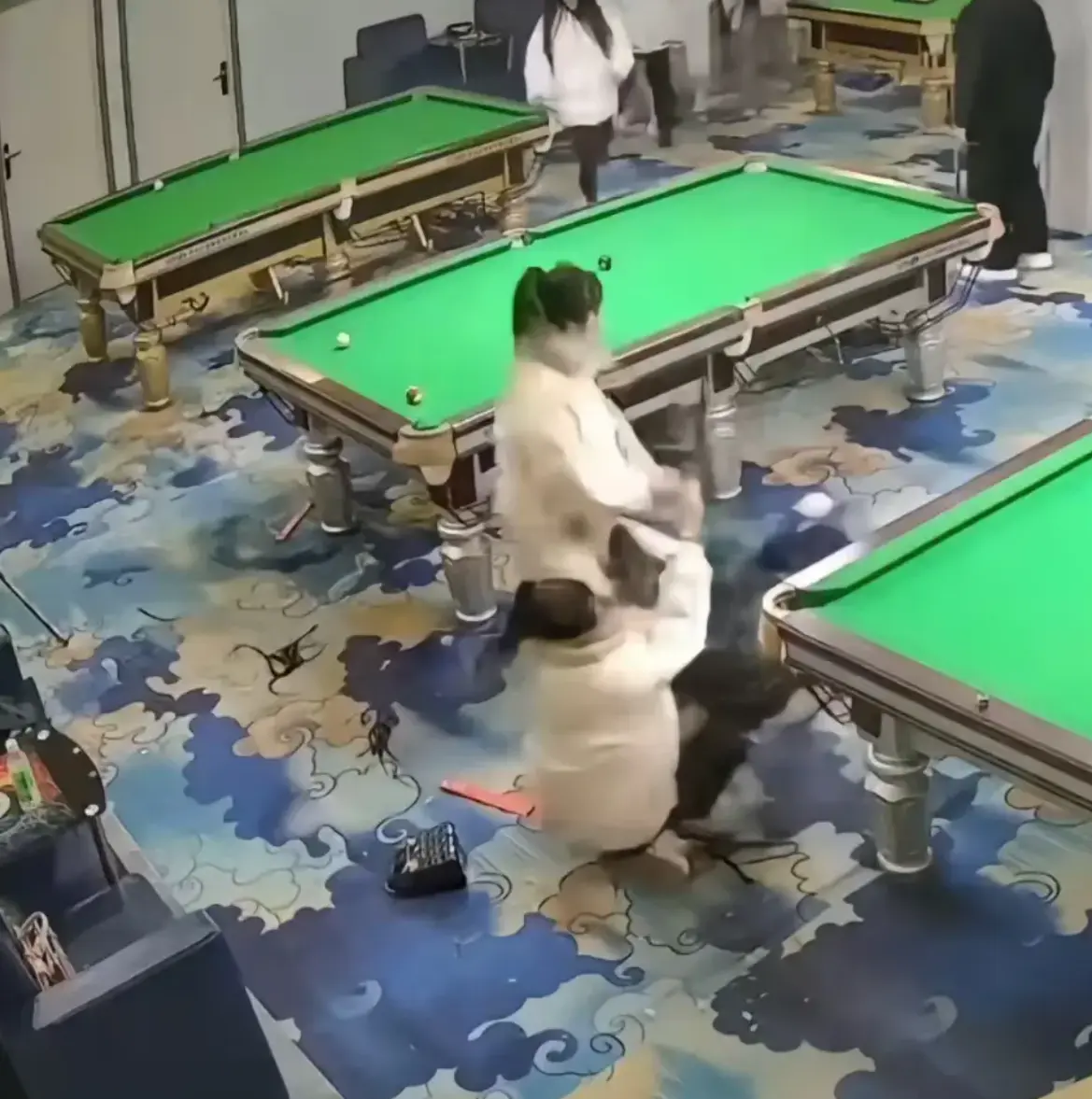 台球厅双刀姐妹事件高清视频 - 三女子互打1080P画质 - 精神小妹互博全过程 - 路人拍摄无广告在线看